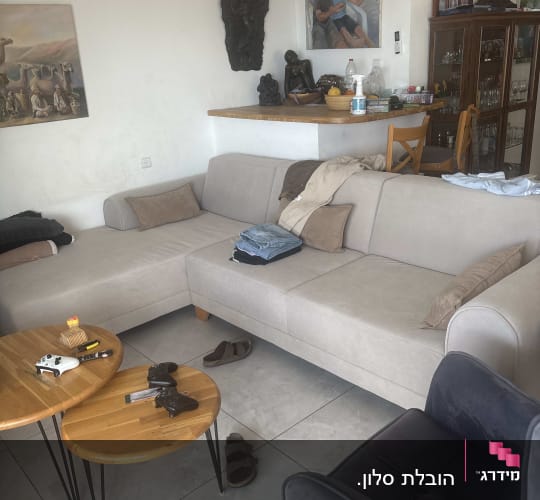 סלון עם ספה, שולחנות וכורסה